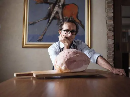 Erbe, spezie e massaggi: i segreti del miglior prosciutto cotto d’Italia