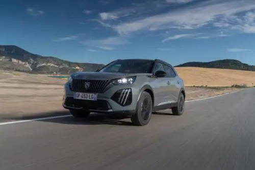 Nuova Peugeot 2008: si aggiorna nel 2023, con più qualità, tecnologia e autonomia per l’elettrica. Prova in anteprima