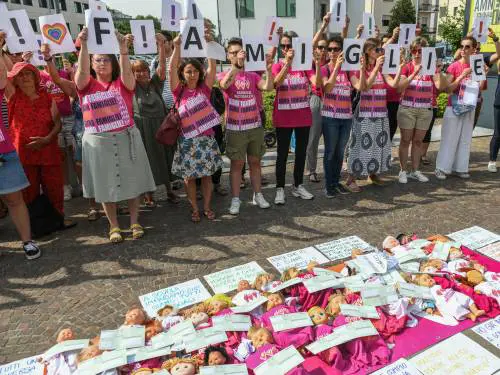 Coppie gay, altro schiaffo. "No ai bimbi con due mamme"
