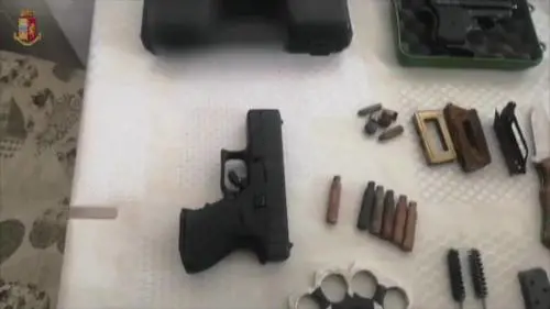 Armi e molotov, chat degli adolescenti. "Sono andato a scuola con una Glock"