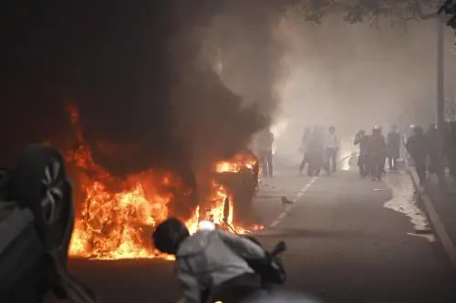 Così va in fiamme la "grandeur" multiculturale