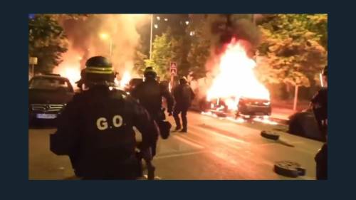 Violenze, incendi e guerriglie urbane: Francia sull’orlo del baratro