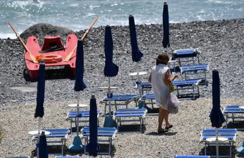 A Bagnoli ora si può andare in spiaggia, ma niente tuffi nell’acqua sporca