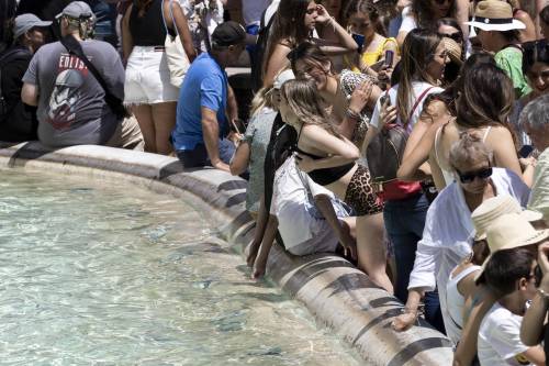 Roma invasa dai turisti incivili: colpita anche la Fontana di Trevi
