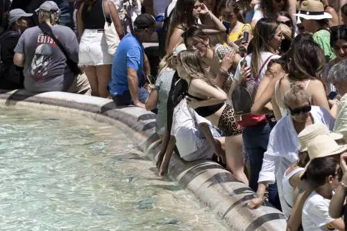 Roma invasa dai turisti incivili: colpita anche la Fontana di Trevi