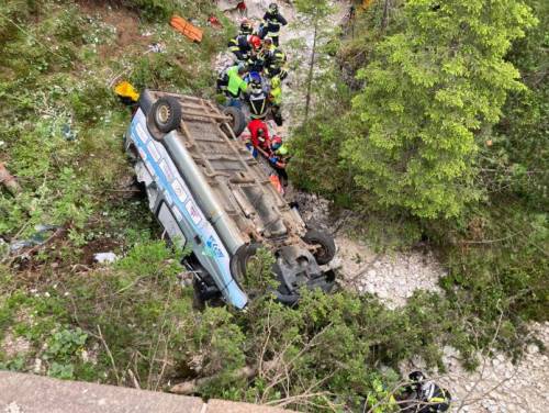 Paura in Trentino, furgone precipita in una scarpata: 9 feriti, fra cui un bambino