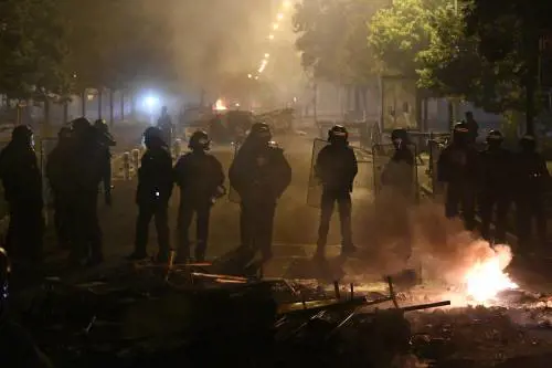 La Francia brucia. Macron: "Ragazzi, state a casa"