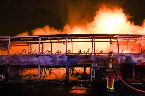 La Francia ora è in fiamme Macron schiera i blindati «Via i ragazzi dalle rivolte»