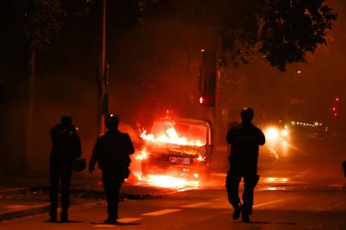 I blindati non fermano saccheggi e violenza: mille arresti nel caos francese