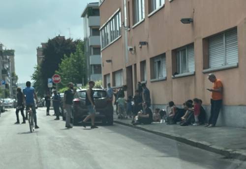 "Subito lo sgombero". I centri sociali e i migranti occupano un nuovo stabile a Milano