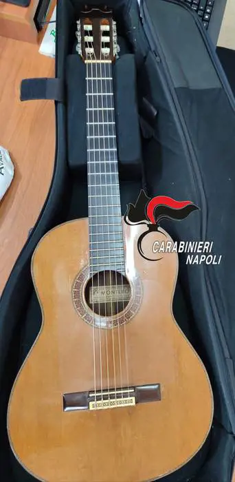 Napoli, ritrova la chitarra rubata 10 anni fa: era su un sito di aste