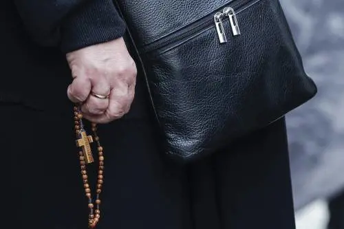 Alla moglie: "Passi troppo tempo in parrocchia". Coniuge perseguita il prete