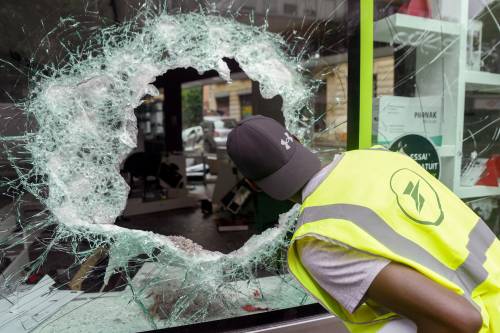 Saccheggi, incendi e rabbia è la rivolta dei ragazzini. E Macron non va a Berlino