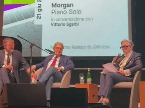 Show di Sgarbi al Maxxi. E l'opposizione insorge