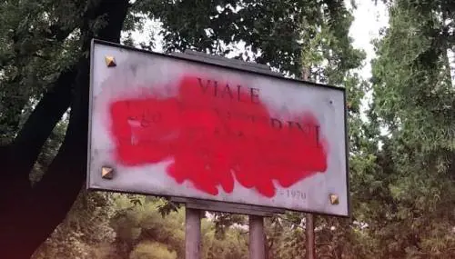 La targa vandalizzata nelle scorse ore