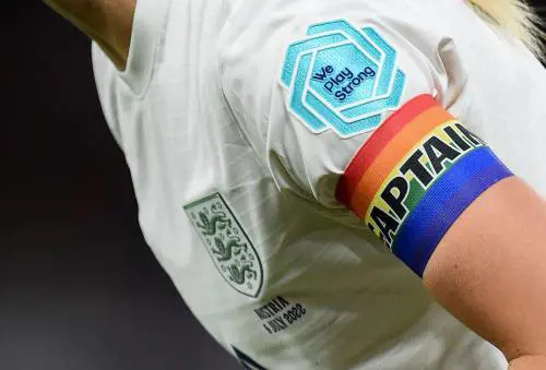 La fascia arcobaleno vietata anche ai Mondiali femminili: ecco cosa ha deciso la Fifa