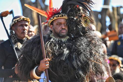 Il re degli Zulu si sente male. Scatta l'incubo avvelenamento