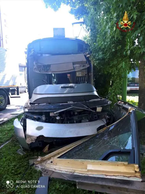 Milano, un tram della linea 15 deraglia in piazza Abbiategrasso