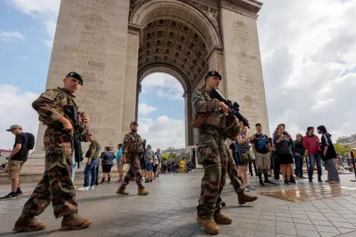 I gilet gialli, il filo rosso del Covid e le pensioni: perché la Francia brucia