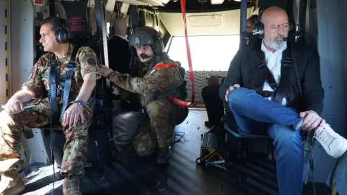 Figliuolo, ispezione in elicottero con Bonaccini. Prima critica Pd: "Porti la sede in Romagna"