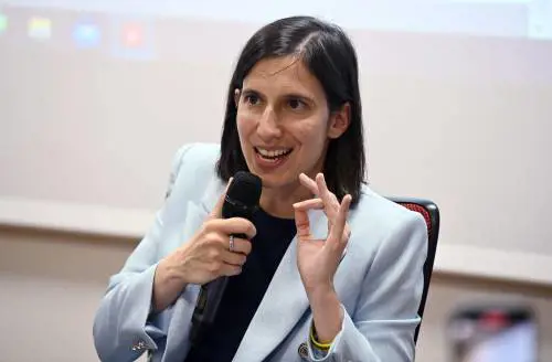 Il disagio in casa Pd per la "primula rossa". "Assenteista in Aula"