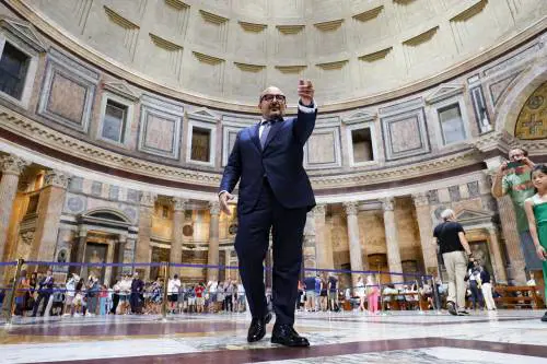 La visita al Pantheon del ministro Sangiuliano