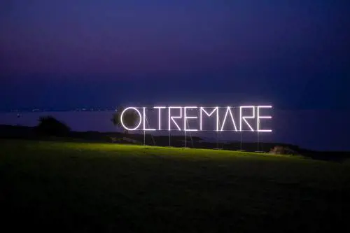 "Oltremare" in Sicilia: l'opera luminosa di Massimo Uberti fa tappa a Brucoli