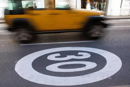 Bologna rallenta: in città a 30 all'ora. Nemmeno i bus rispettano il nuovo limite