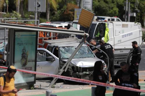 La vendetta palestinese. Un jihadista in auto falcia i pedoni a Tel Aviv