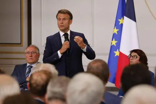 Il "mea culpa" di Macron con i sindaci