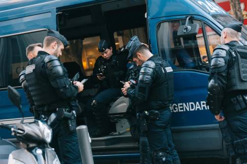 Scontri a Marsiglia, morto 27enne colpito con un proiettile di gomma dalla polizia