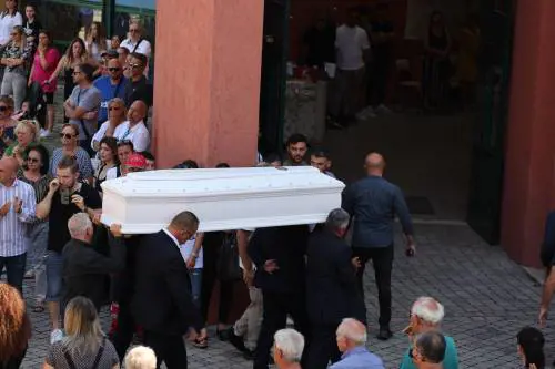 Fiori e palloncini ai funerali di Michelle, il vescovo: "Siamo tutti affranti e sconfitti"