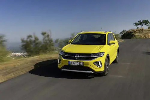 Nuova Volkswagen T-Cross 2023: debutta il restyling con più tecnologia e sicurezza