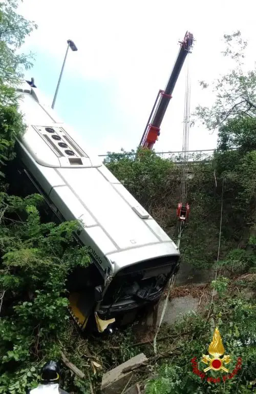 Bus precipitato in una scarpata a Savona: le operazioni di soccorso ai passeggeri