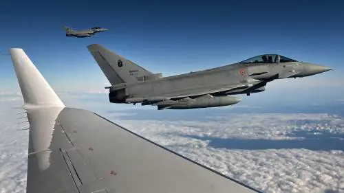 Tensione nel Baltico: caccia britannici intercettano aerei e jet russi