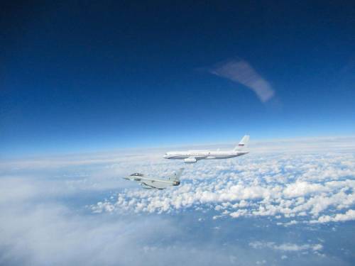 "Nessuna comunicazione". E i caccia Nato intercettano i jet russi: alta tensione sul Baltico