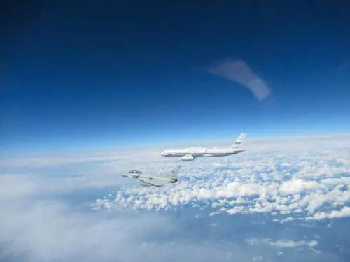 "Nessuna comunicazione". E i caccia Nato intercettano i jet russi: alta tensione sul Baltico