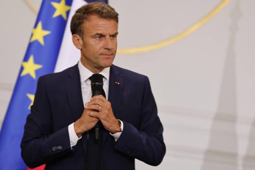 "Stop ad alcune funzionalità": Macron prepara la stretta sui social in caso di rivolte