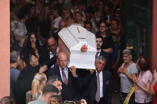 In migliaia per l'addio a Michelle: "Ora giustizia"