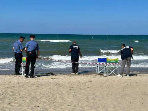 San Vincenzo, si tuffa per salvare due persone, ma muore risucchiato dalla corrente