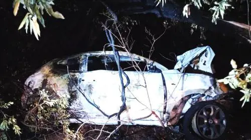 Si schianta con l'auto che prende fuoco: muore carbonizzato ventenne