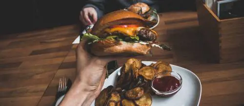 Fame nervosa, ecco 5 alimenti che possono frenarla e tenerla a bada