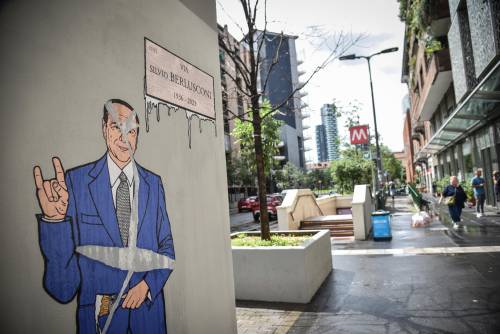 Le immagini del murale dedicato a Berlusconi nuovamente vandalizzato