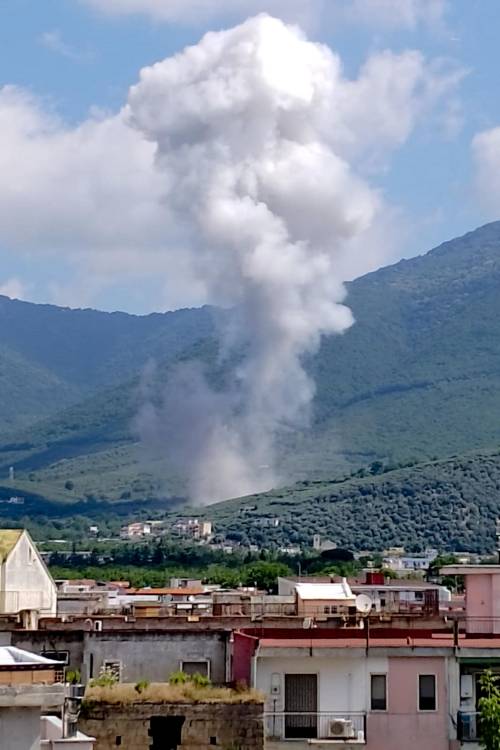 Violenta esplosione nella fabbrica di fuochi d'artificio a Napoli: morto un operaio