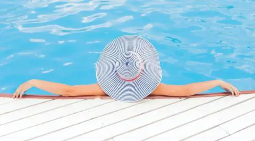 Cappelli donna estate 2023: 6 modelli per difendersi dal sole con stile