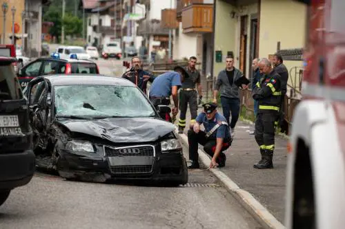 Belluno, famiglia in vacanza travolta da un'auto, muore bimbo di due anni, il papà e la nonna
