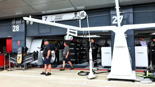 Ciak si gira in Formula 1. Il box di Brad Pitt tra Ferrari e Mercedes