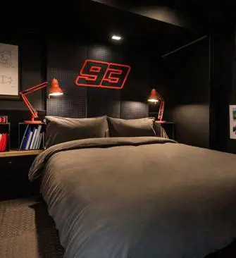 La finta-realtà di Hollywood batte l'Airbnb di Marquez