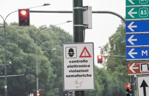 Sbaglia corsia per 6 mesi: rischia maxi multa da 14 mila euro. L’imprenditore: "Non pago"