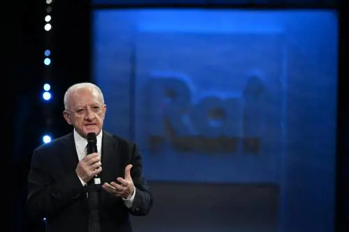 "Berlinguer una sòla, Corona troglodita". Lo show di De Luca ai palinsesti Rai